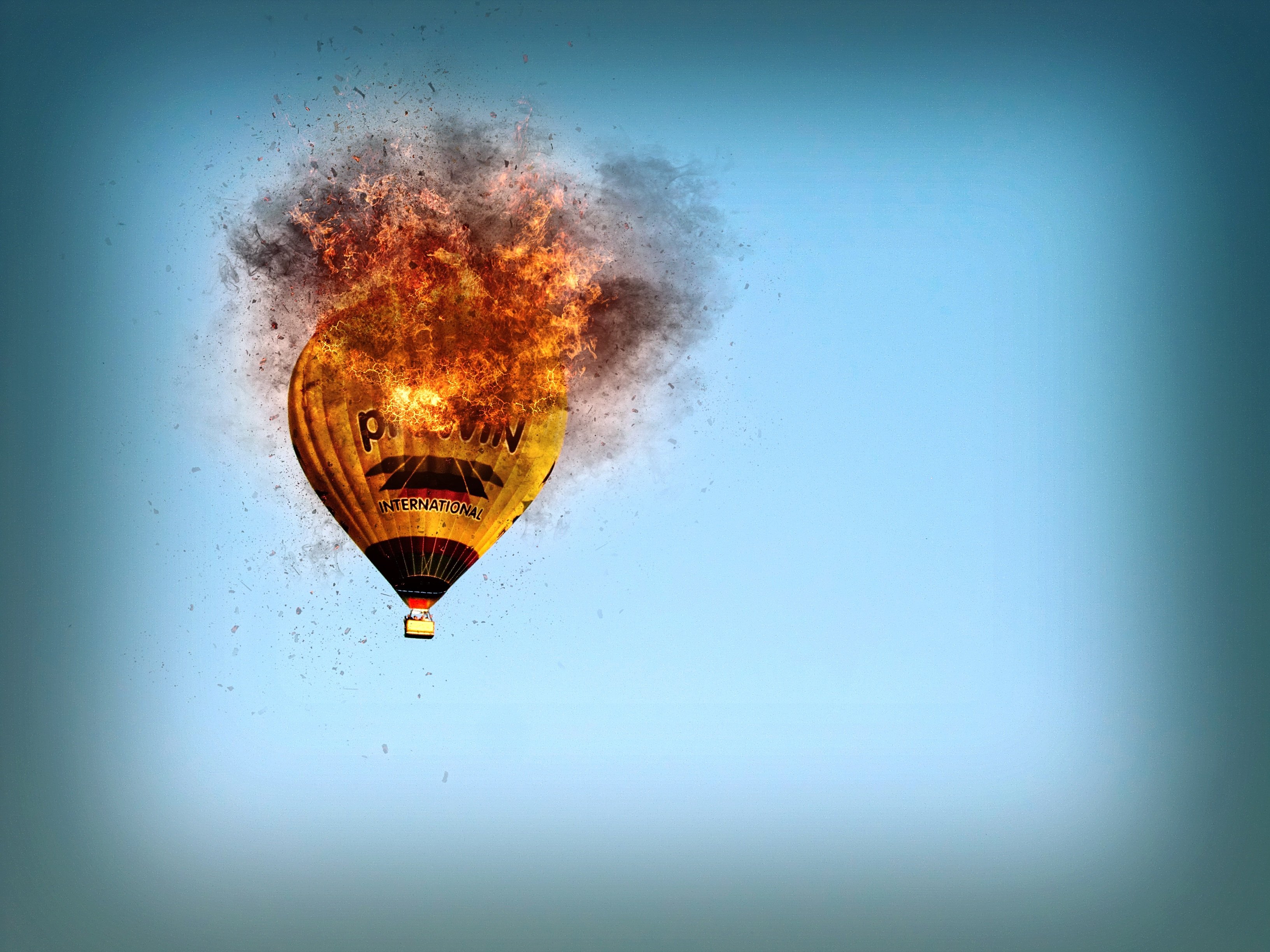Наполненный теплым воздухом. Воздушный шар падает. Крушение воздушного шара. Воздушный шар горит. Воздушный шар пламя.