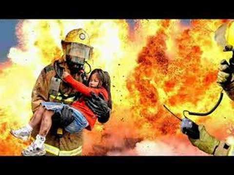 Пожарный спасает ребенка