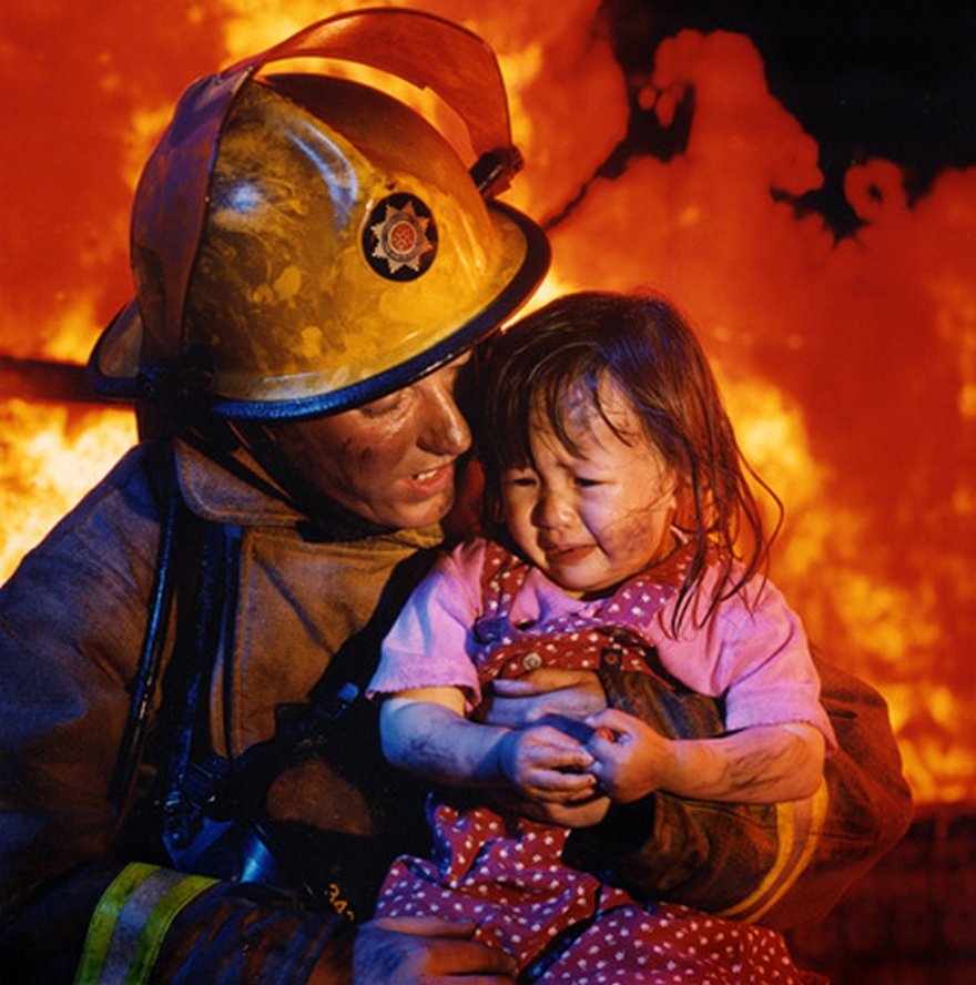 Выносит из пожара. Пожар для детей. Пожарный спасает ребенка. Пожарный спасает ребенка из огня.