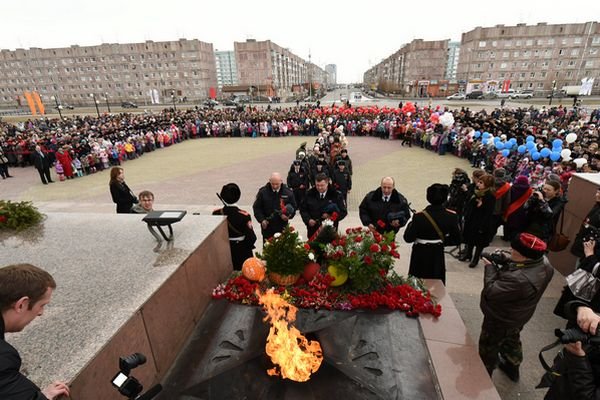 Мемориал памяти новый Уренгой вечный огонь