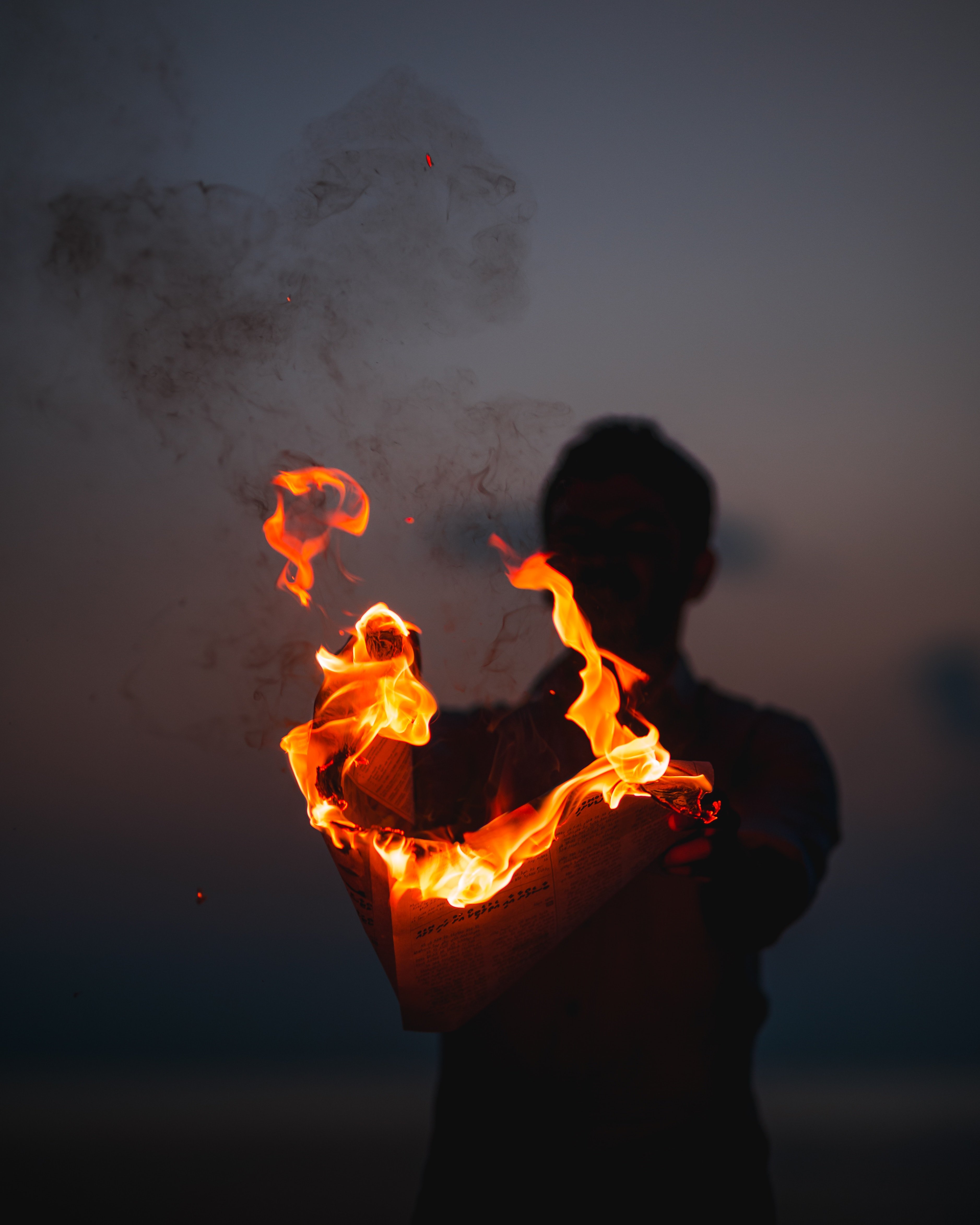 Сжигание дыма. Мужчина в огне. Огненное сердце человека. Человек с горящими руками. Огонь на ладони.