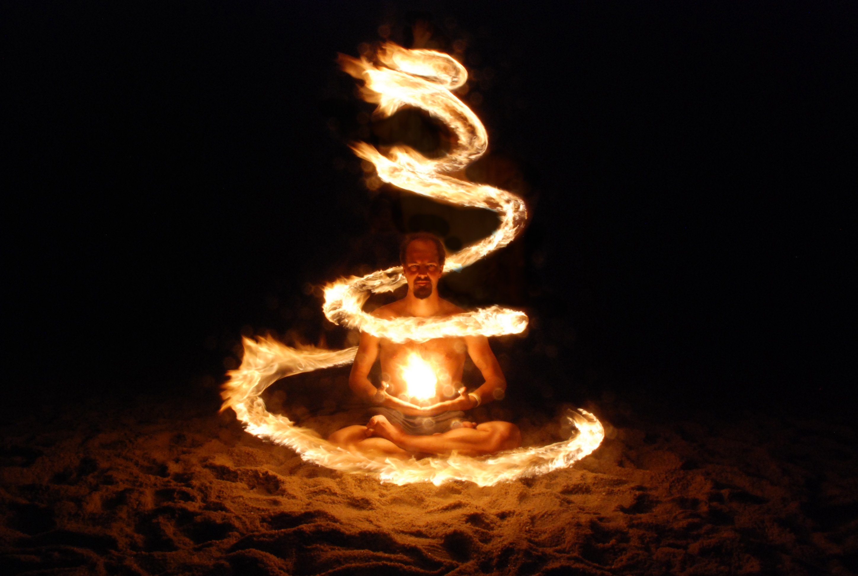 Змея в огне. Огненная змея Кундалини. Огненная спираль. Огонь вокруг человека. Фигуры из огня.