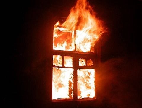 Огонь из окна