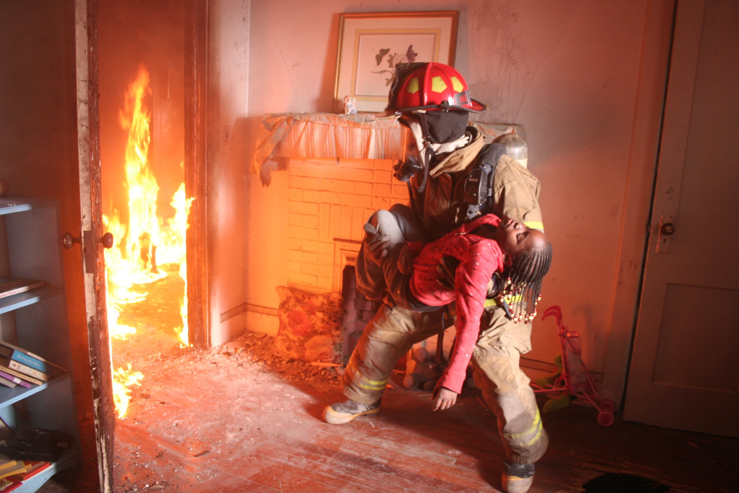После сильного пожара. Спасение людей из пожара. Пожарный спасает. Пожарные на пожаре.