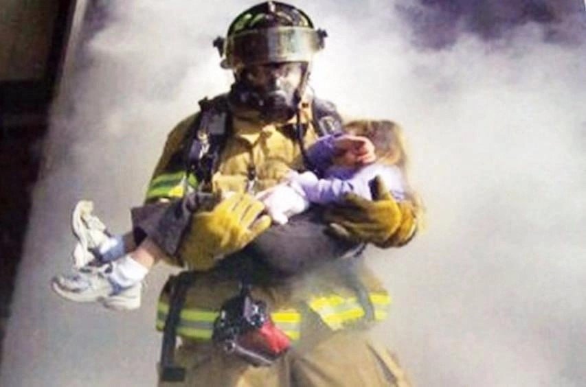 МЧС пожарники спасают детей. Пожарный спасает ребенка. Для детей. Пожарные. Пожарный с ребенком на руках. Пожарный выносит