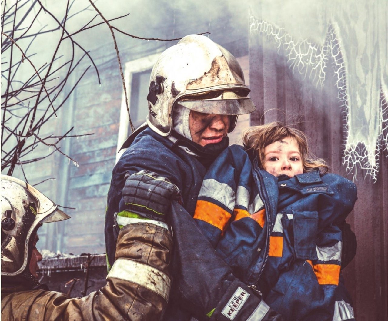Вынес из пожара. Пожарный спасает ребенка. Дети спасатели. Для детей. Пожарные. Спасение детей из пожара.