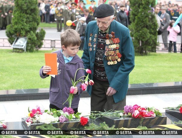 Ветеран у обелиска