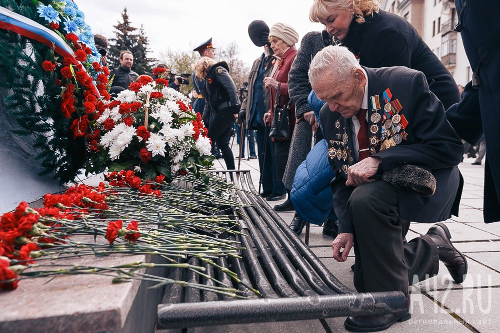 Почему необходимо чтить героев ветеранов великой. Монумент 9 мая Кемерово. День Победы возложение цветов. Ветераны возлагают цветы к Вечному огню. Ветеран возлагает цветы.