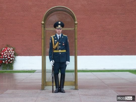 Солдат на посту у вечного огня