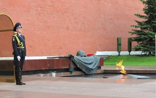 Мемориал неизвестному солдату в Москве караул