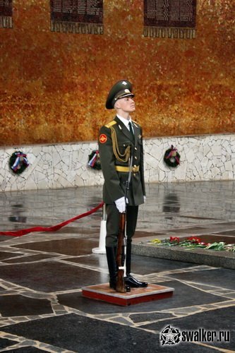 Солдат на посту у вечного огня