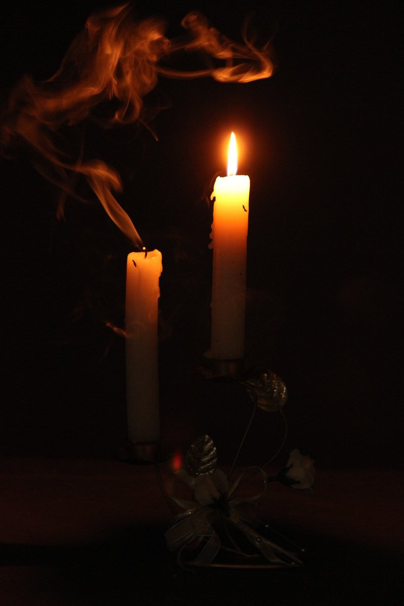 Горящая свеча гаснет в закрытой. Свеча. Горящая свеча. Свеча горит в темноте. Угасающая свеча.