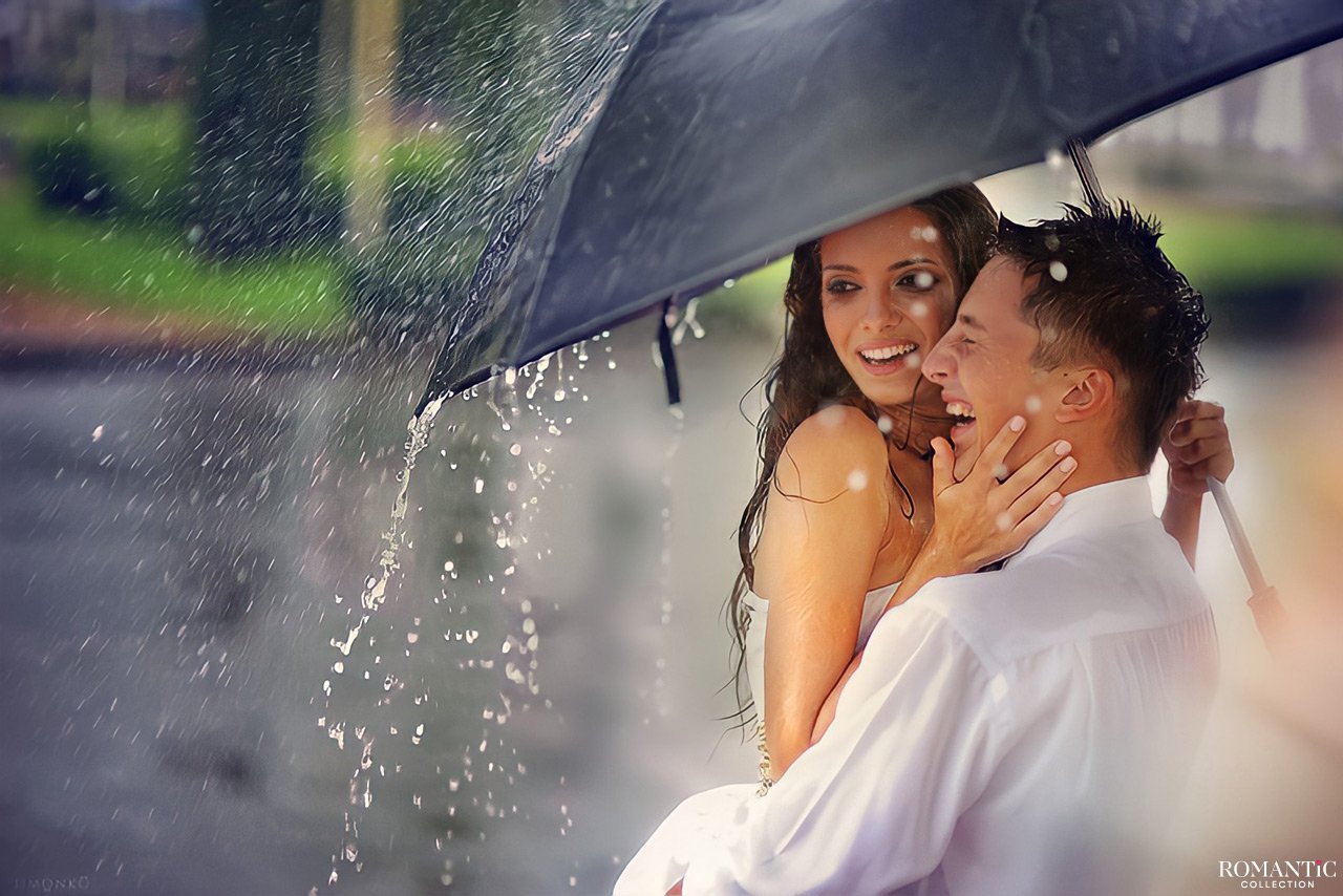 Счастливый мужчина песня. Влюбленные под дождем. Влюбленные под летним дождем. Пара под дождем. Мужчина и женщина под дождем.