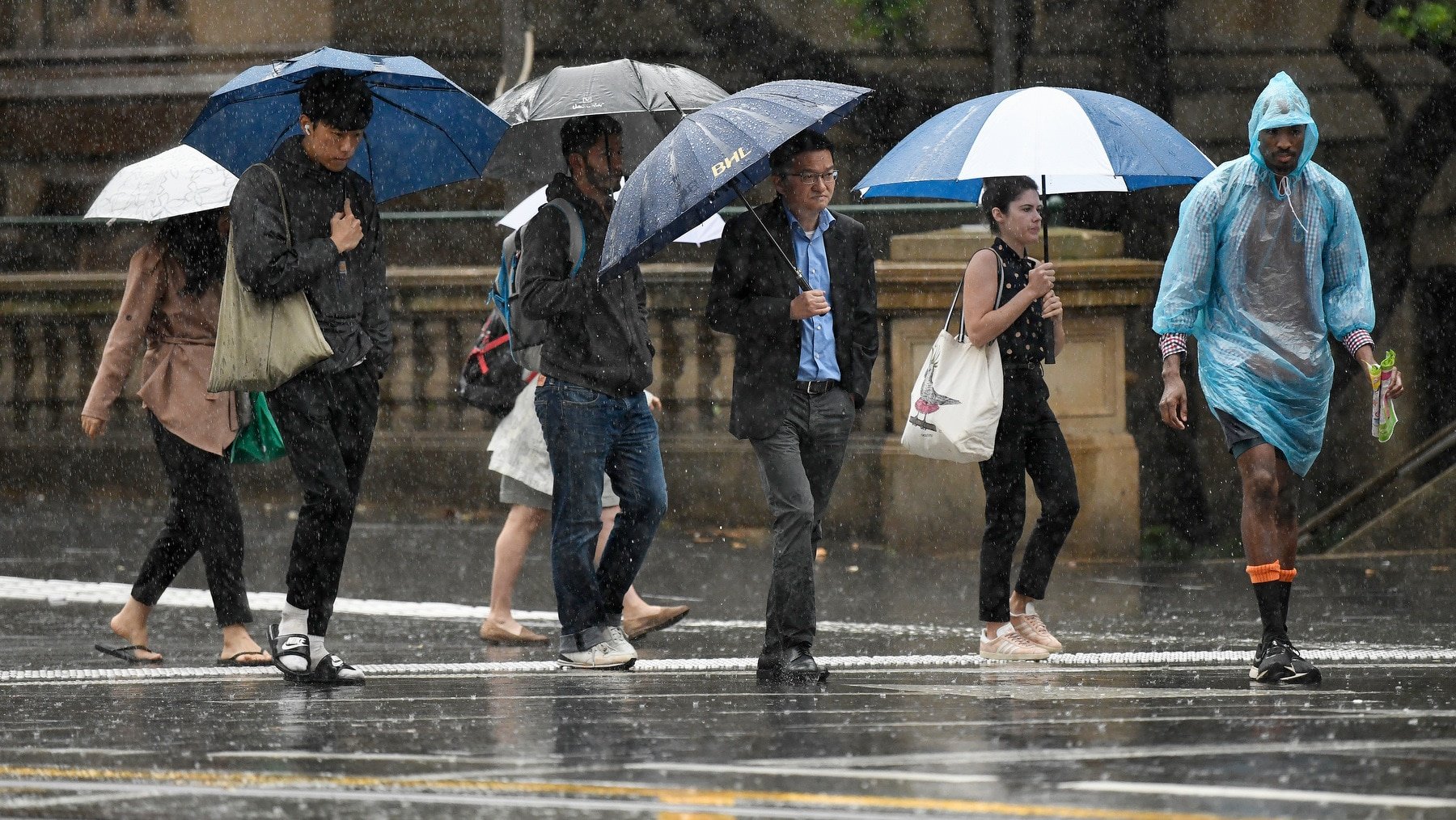 Rain hits. Дождь в Австралии. Австралийцы в дождь.