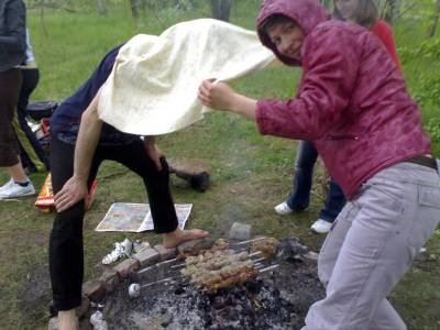 Жарим шашлык в дождь