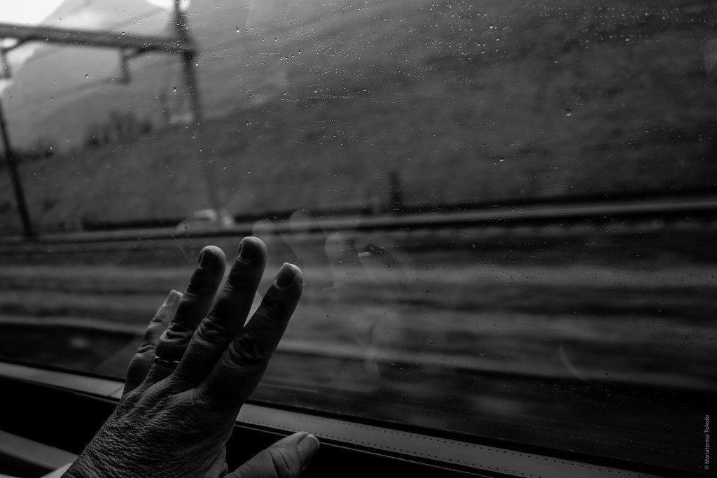 Поезд грусти и печали. Человек в окне поезда. Окно поезда. Рука на окне поезда. Отражение в окне поезда.
