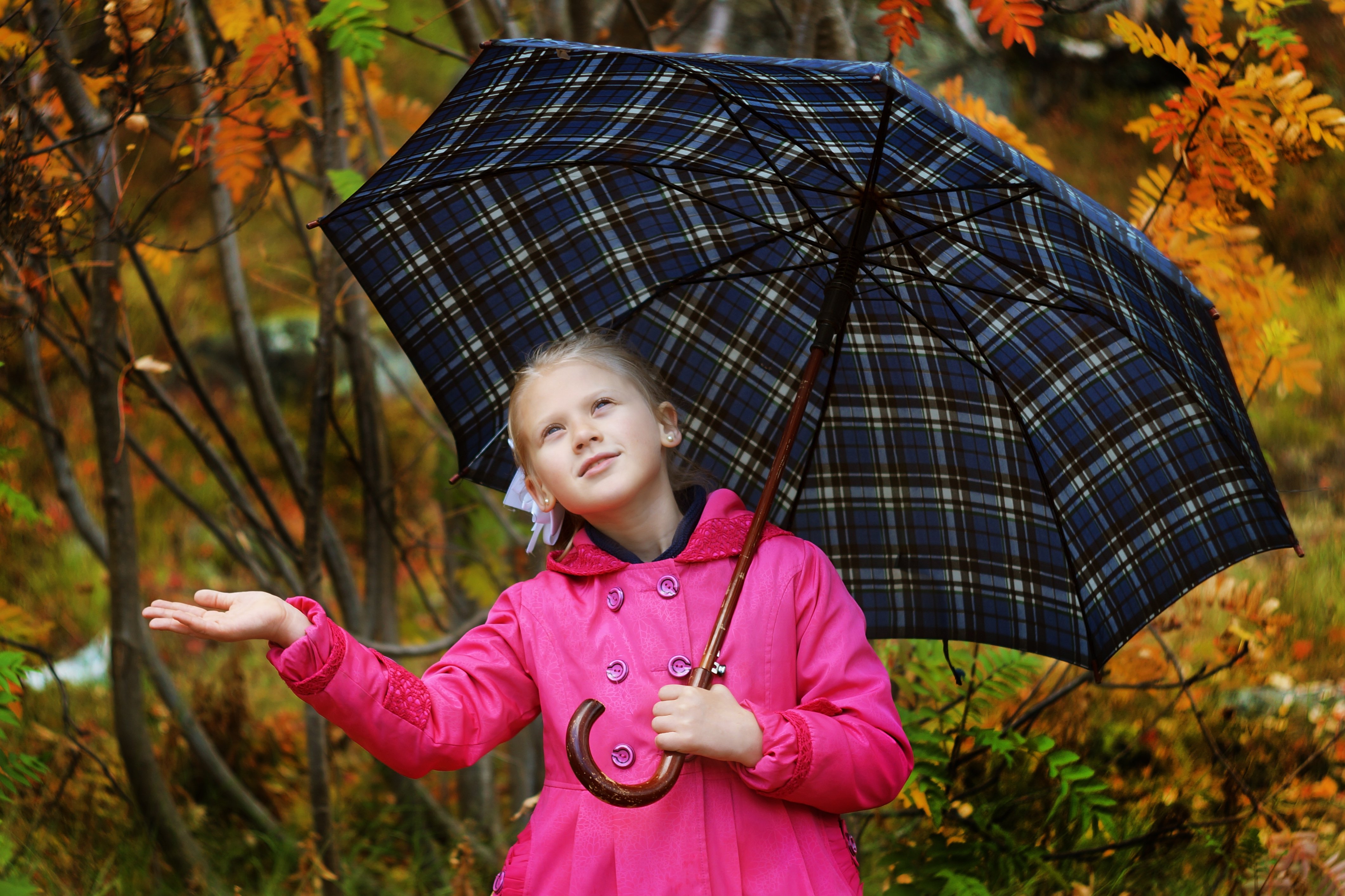 Дети под зонтиком. Зонтик для детей. Девочка с зонтиком. Фотосессия с зонтом осенью. Девочка под зонтиком.