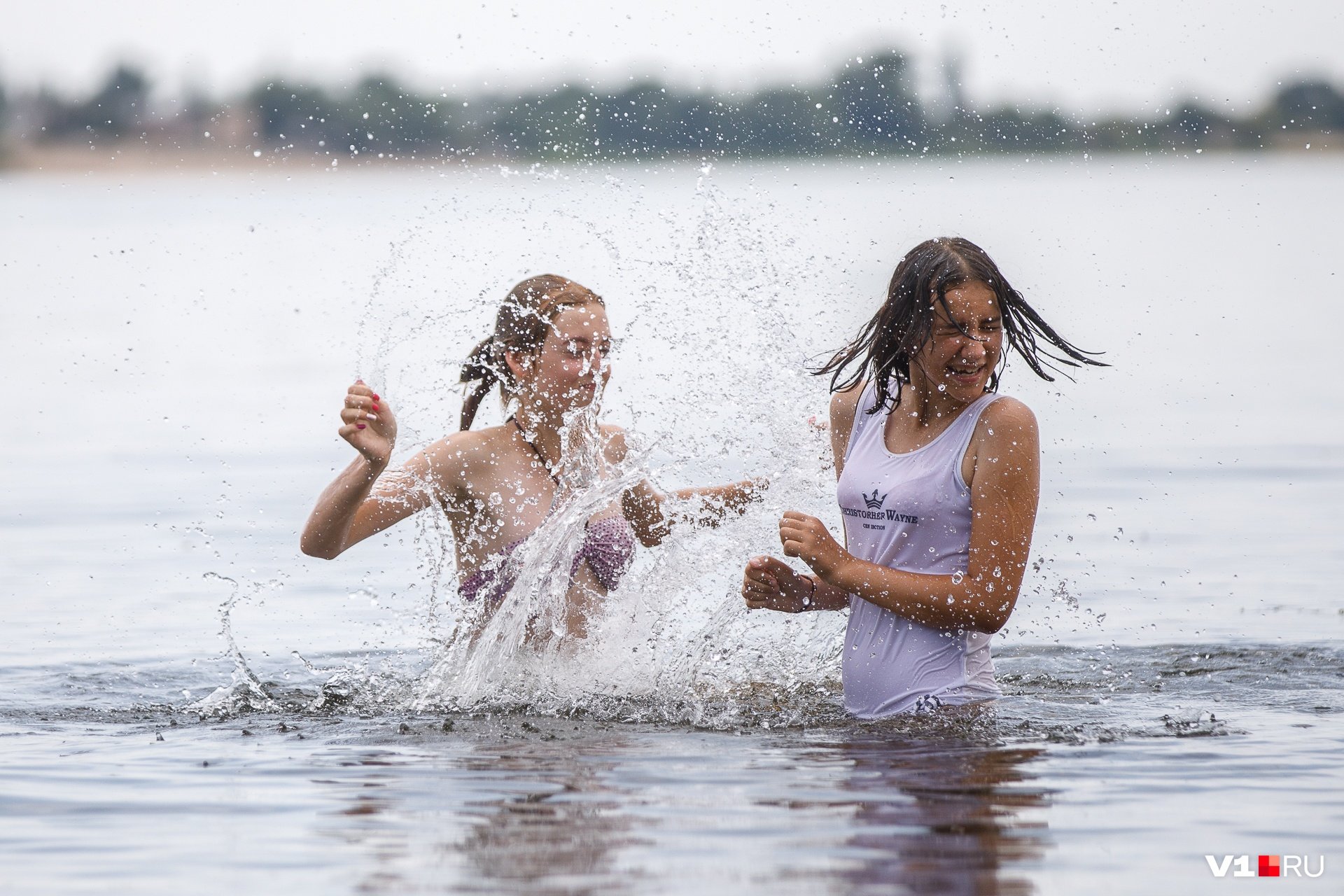 Жар после воды. Лето жара девушки. Женщины купаются. Красивые девушки в жару. Купаться под дождем.