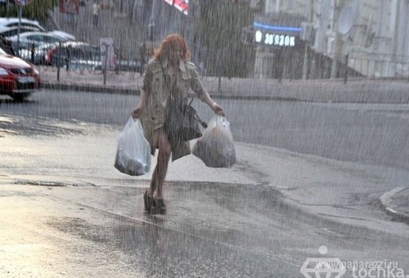 Девушка попала под ливень