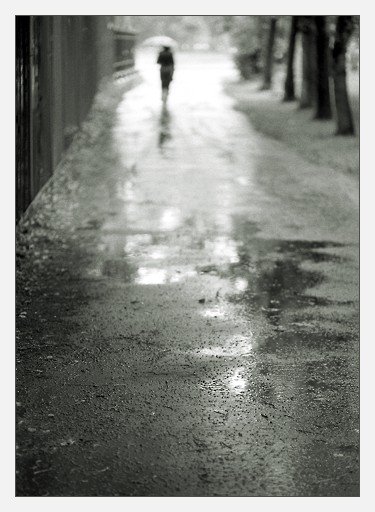 Девушка уходит в дождь