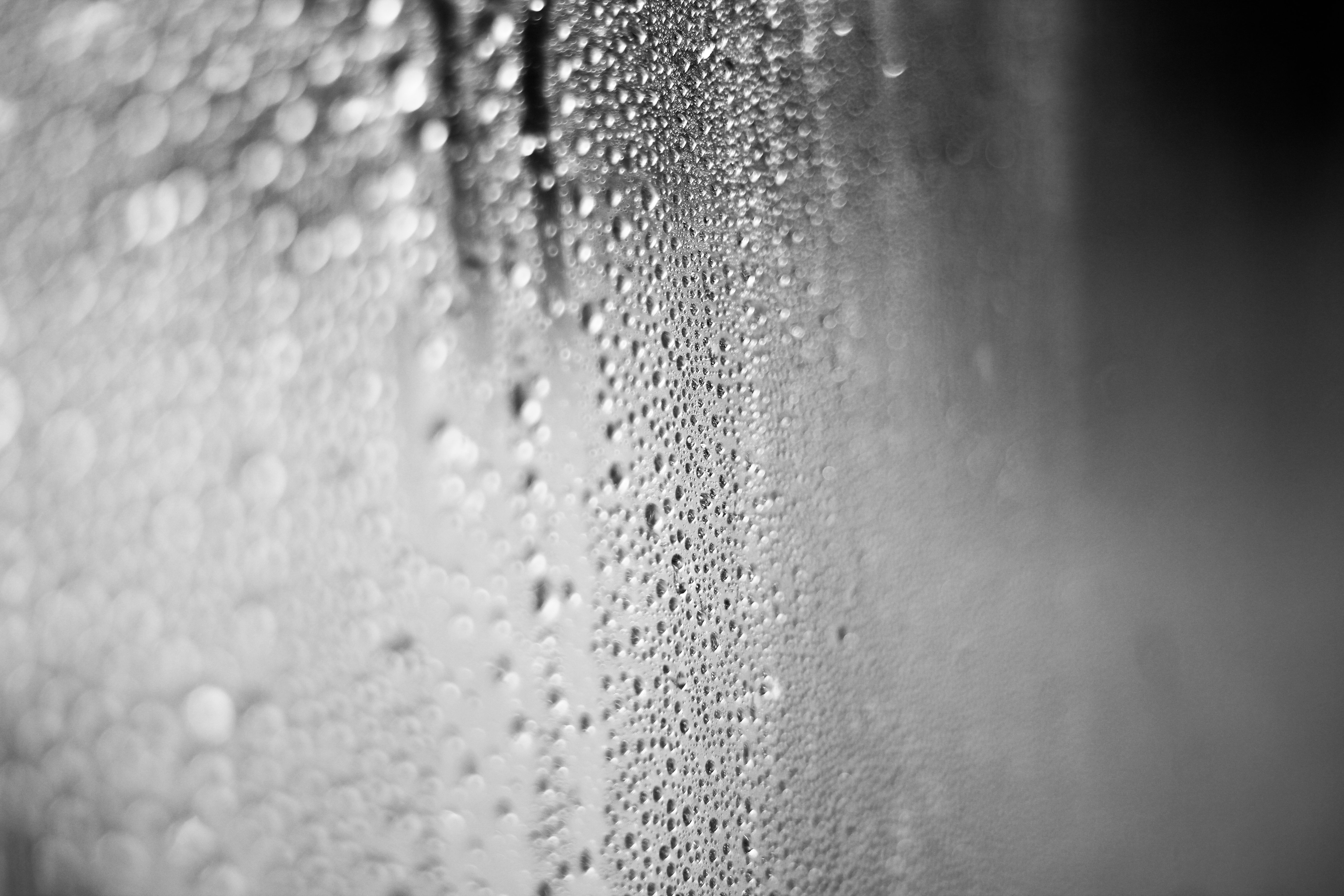 В стене капает вода. Капли на стекле. Запотевшее стекло. Капли воды на стекле. Капли на окне.