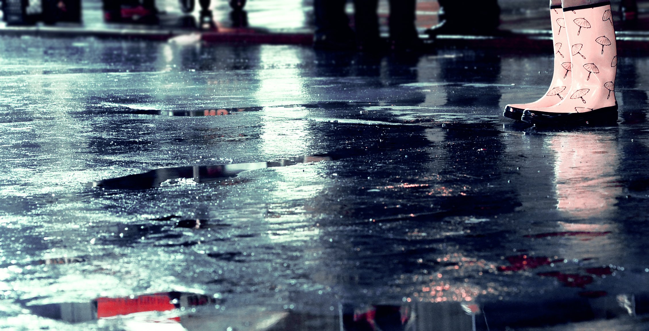 Песни из кинофильма кровь на асфальте. Асфальт после дождя. Дождь. Дождь на асфальте. Вода на асфальте.