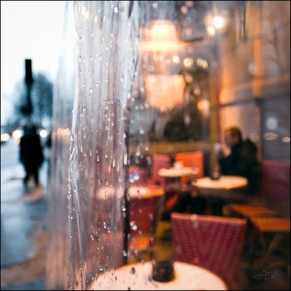 Вид из окна кафе в дождь