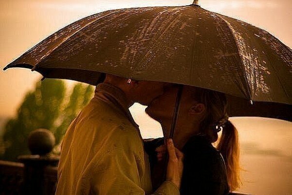 Поцелуй под зонтом