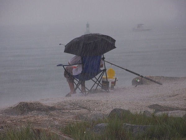 Рыбак в дождь