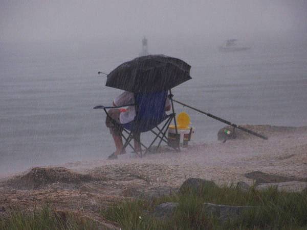 Ливень и ветер на рыбалке