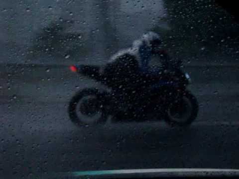 Байкер под дождем