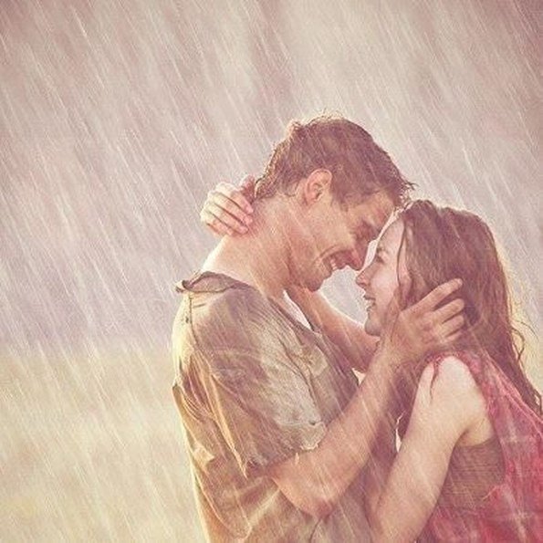 Парень и девушка под дождем