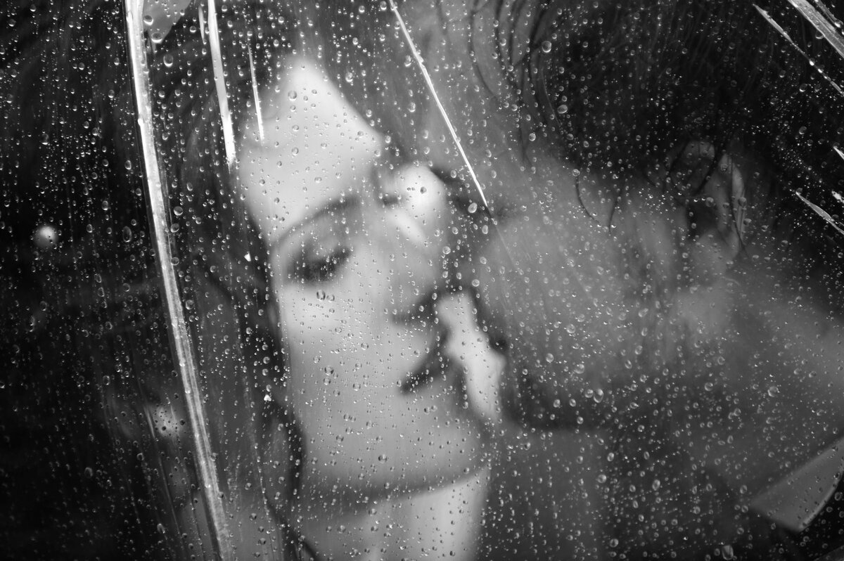 Я хочу быть водою. Дождь любви. Дождь романтика. Любовь под дождем. Поцелуй на стекле.