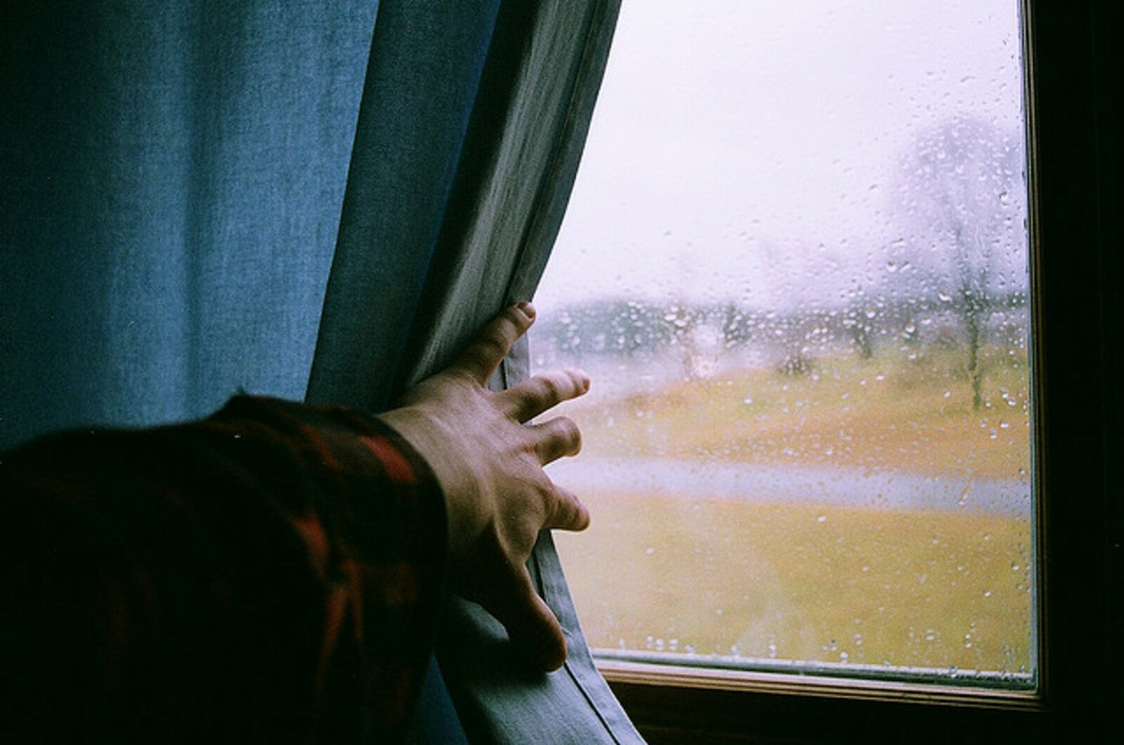 Снится стучится в окно. Человек у окна дождь. Окно поезда. Человек за окном. Мужчина у окна дождь.