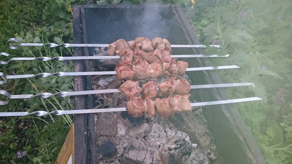 Шашлык на даче под дождем