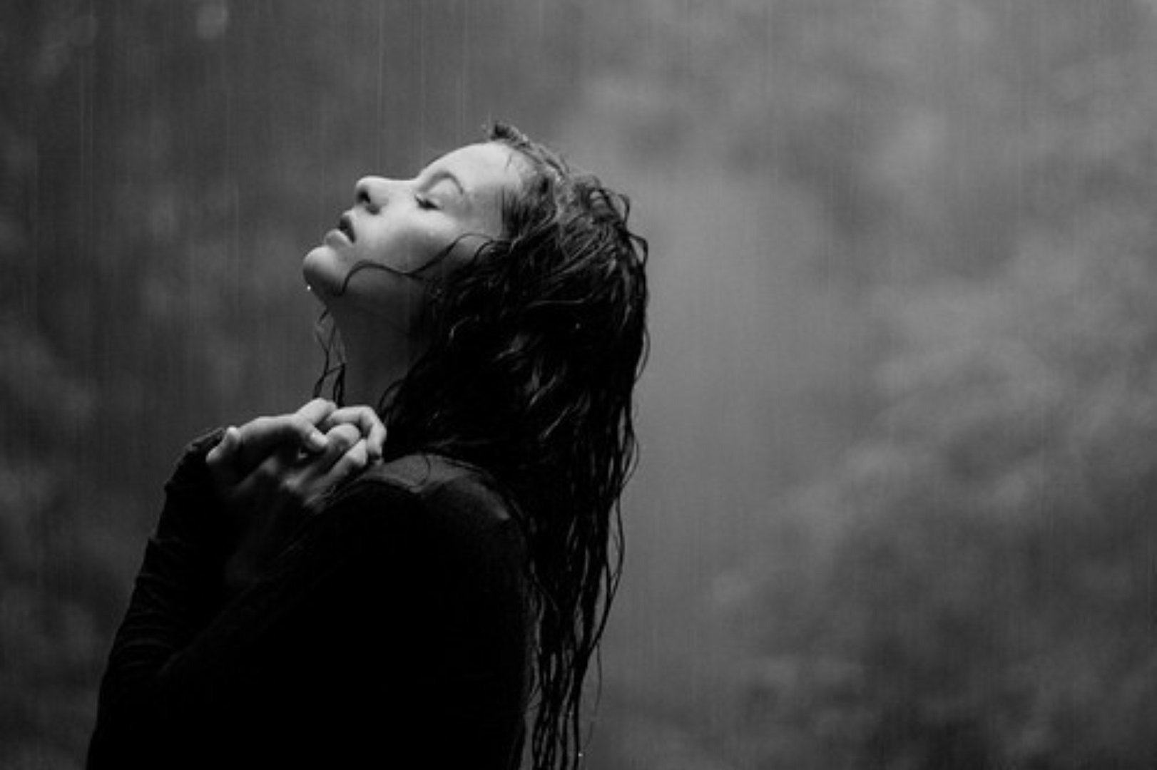 Сильно орала от боли. Девушка под дождем. Девушка в отчаянии. Девушка кричит. Одинокая девушка под дождем.