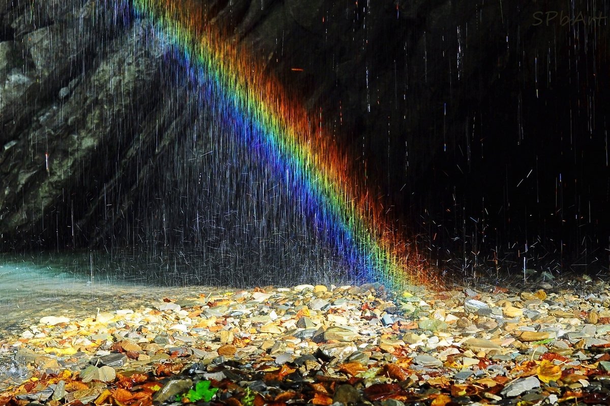 Отражение света от воды. Дождь для радуги. Красивый дождь. Радуга в каплях дождя. Радужный дождь.