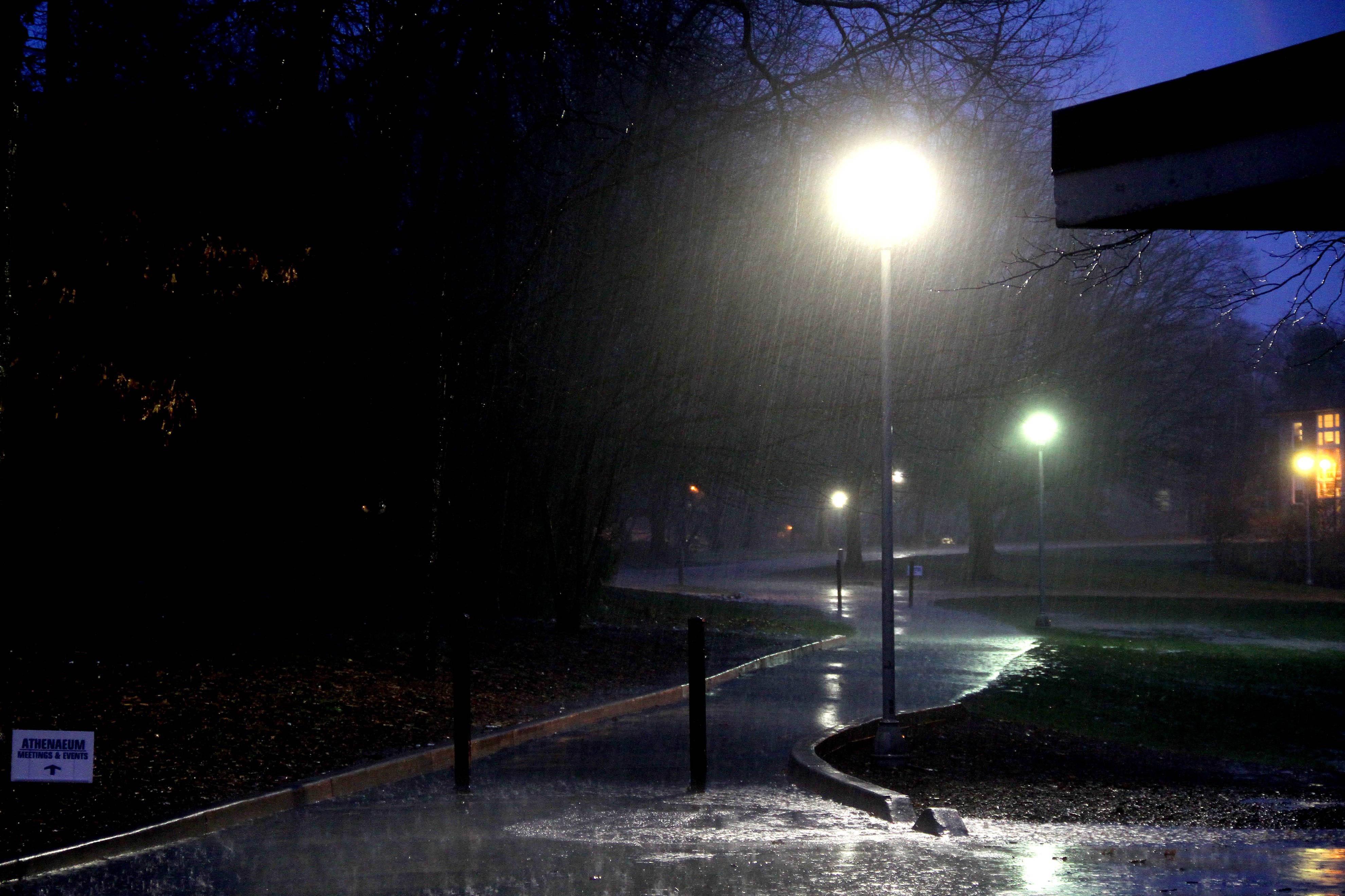 Хороший свет в дождь. Дождь ночью. "Дождливый вечер". Улица ночью. Ночная улица с фонарями.