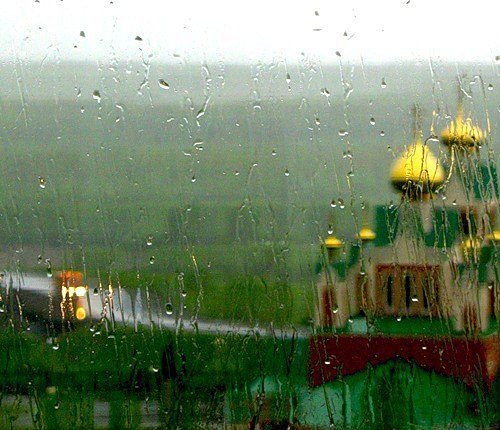 Осенний дождь у храма