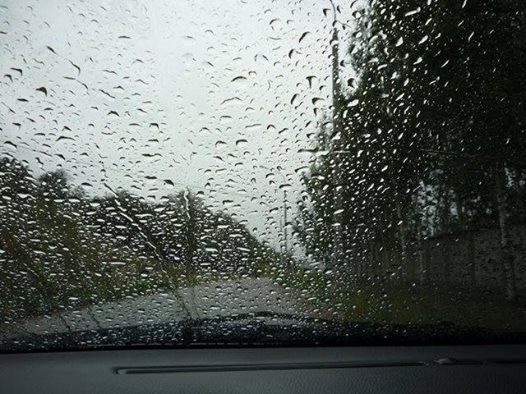 Дождь за стеклом машины