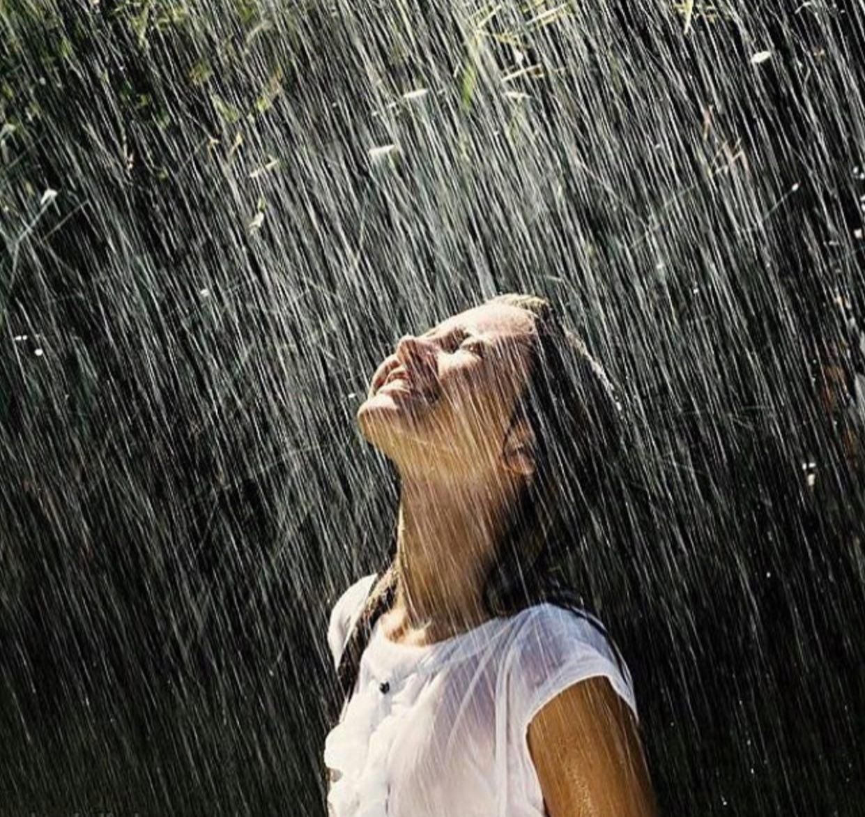 Она душе дожди. Под дождем. Девушка под дождем. Девушка дождь.