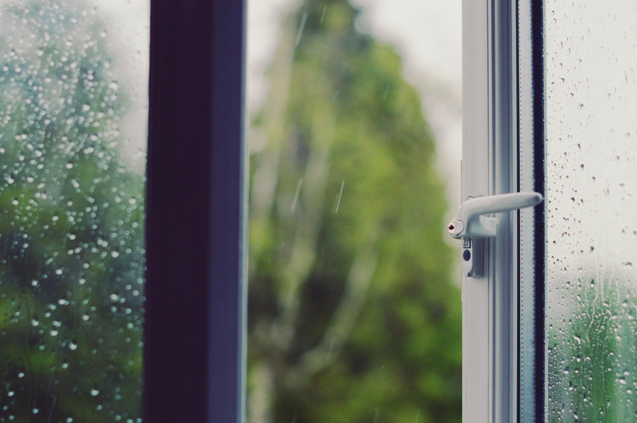 Сильный ветер в окна. Открытое окно дождь. Распахнутое окно. Открытое пластиковое окно. Летний дождь открытое окно.