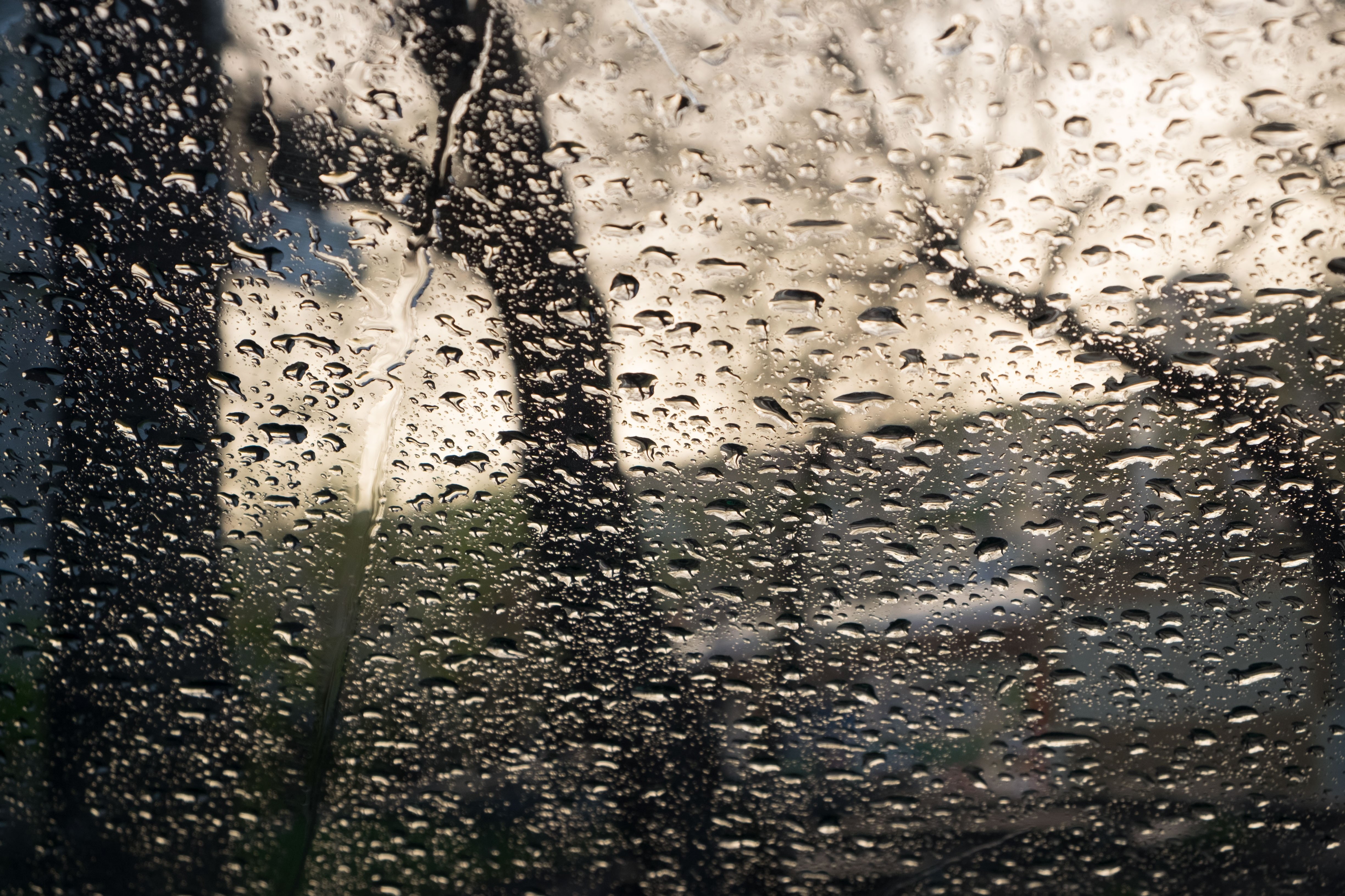 Пояснение дождь. Капли на стекле. Дождь в окне. Капли дождя на окне. Дождь на стекле.