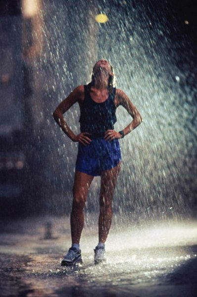 Человек бежит под дождем