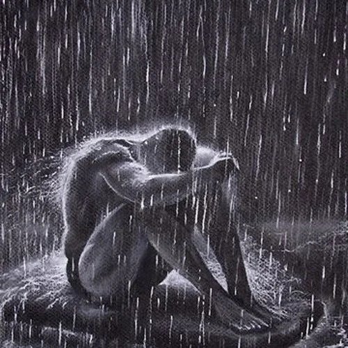 Сидит под дождем