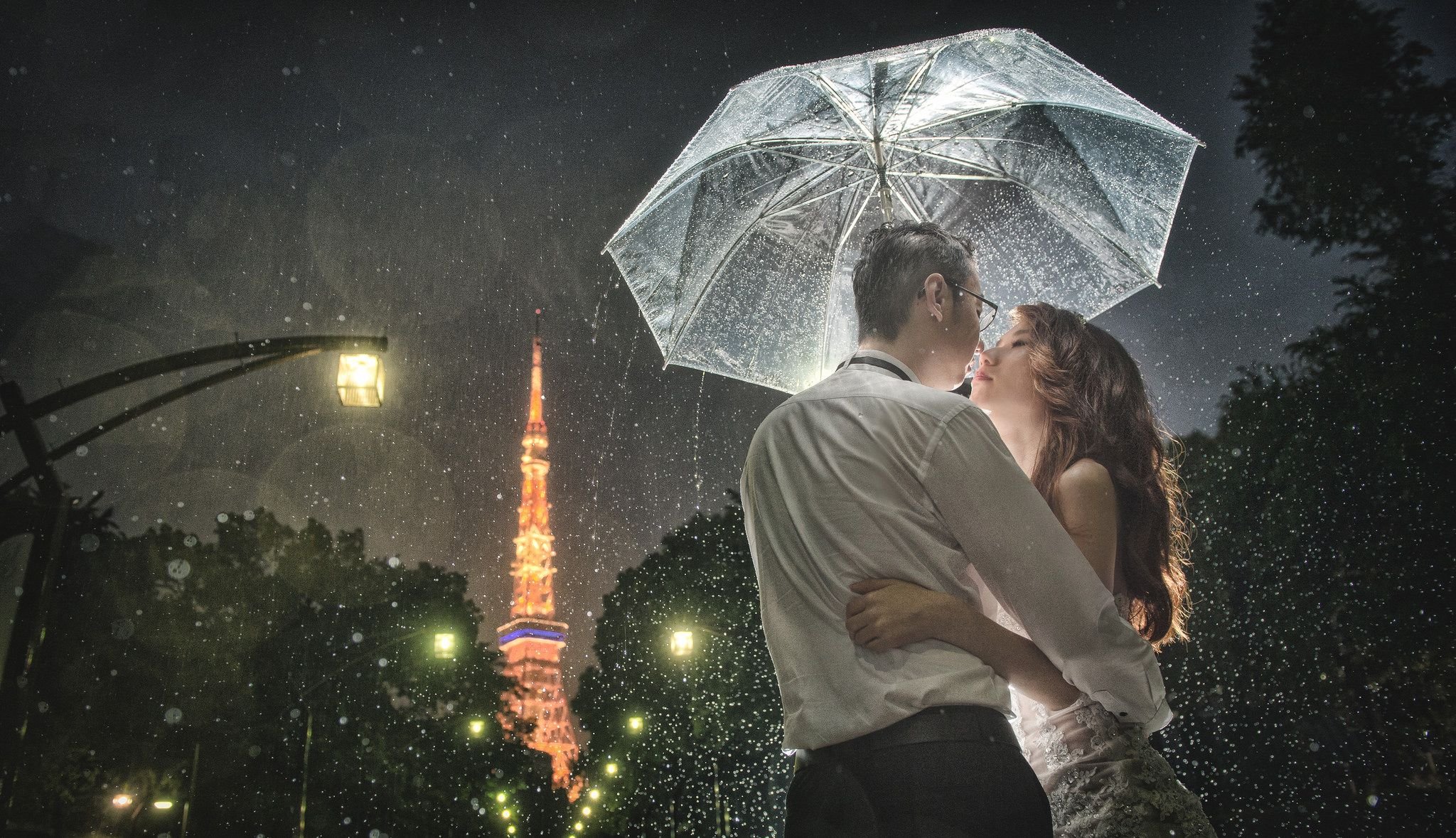 Любовь в городе жара. Парень и девушка под зонтом. Дождь романтика. Влюбленные под дождем. Двое под дождем.