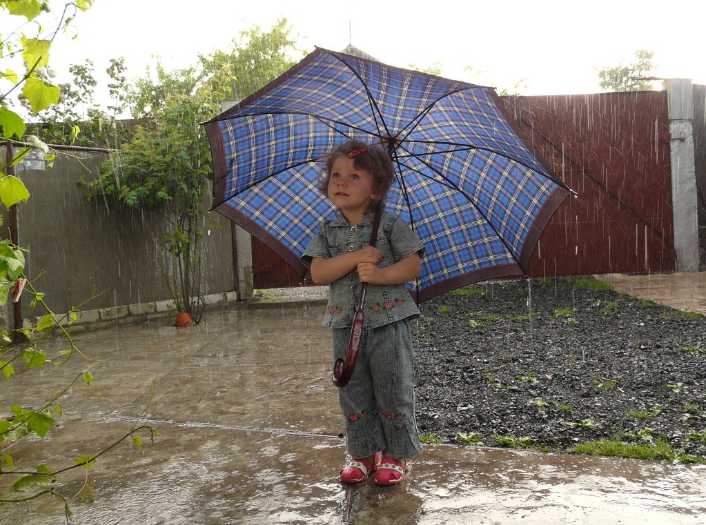 Сколько лет зонтику. Мальчик с зонтом. Дети под зонтом. Под зонтиком. Дождь на даче.