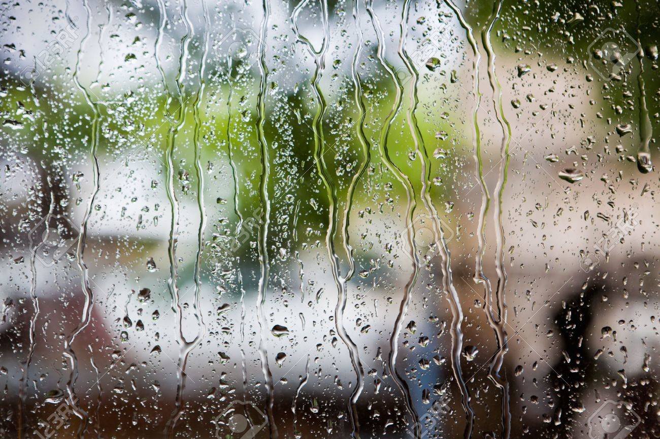 В окна стучали крупные дождевые капли. Капли на стекле. Капли дождя на окне. Дождь на стекле. Дождь в окне.