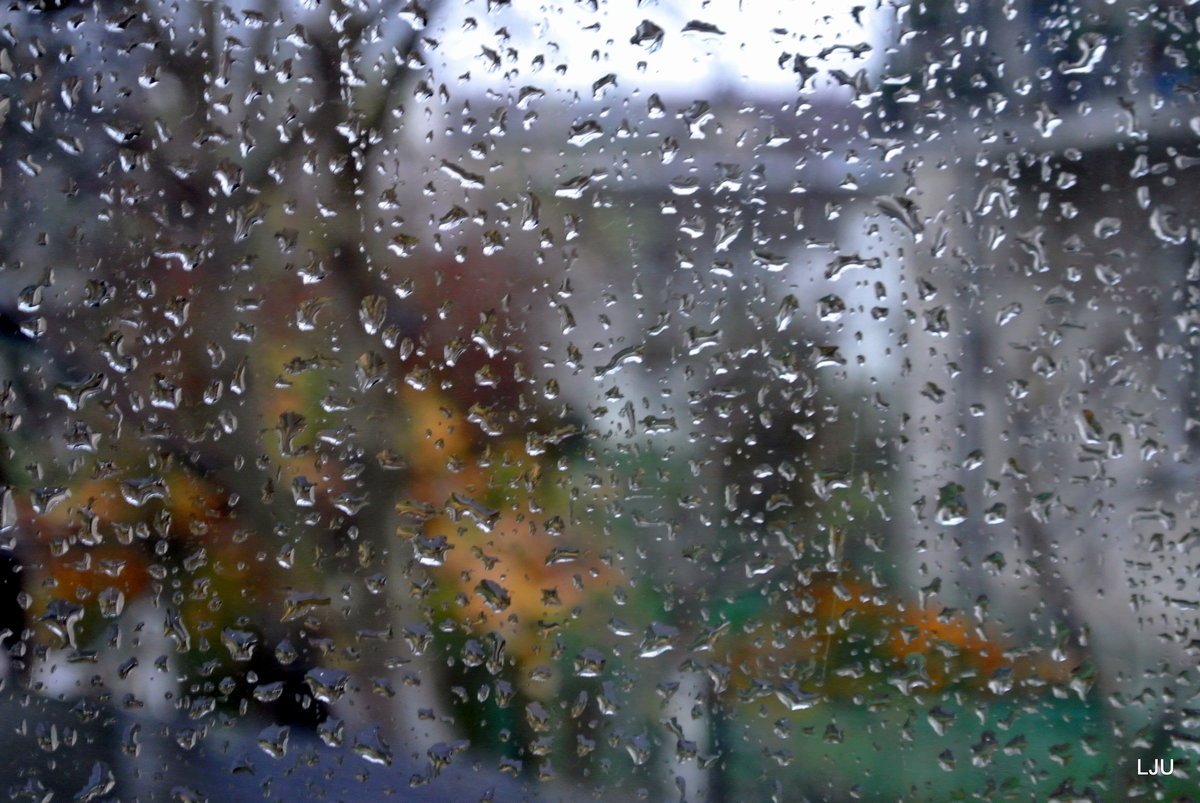 Немножко дождик. Осень дождь. Дождь за окном. Дождь в окне. Окно с каплями дождя.