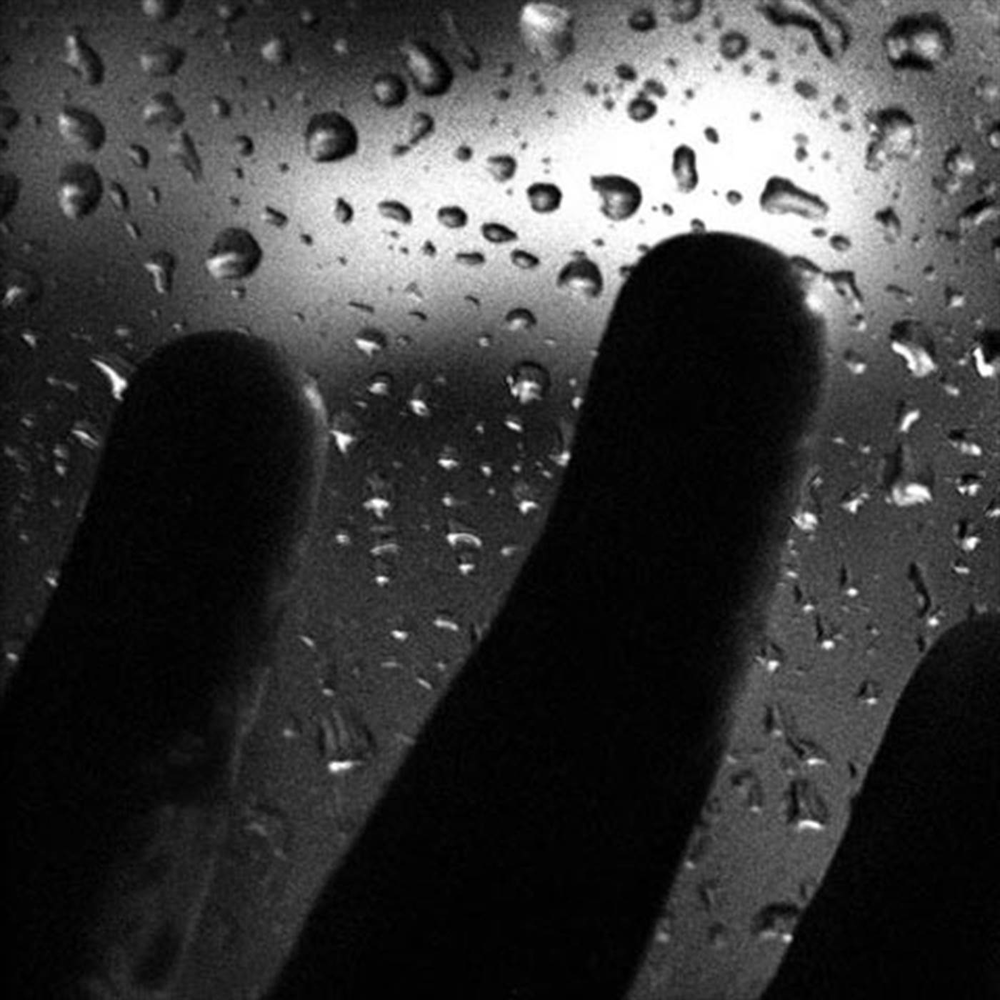 Следы дождя на мокрых. Слезы на стекле. Ладонь на стекле. Рука на запотевшем стекле. Рука на стекле дождь.